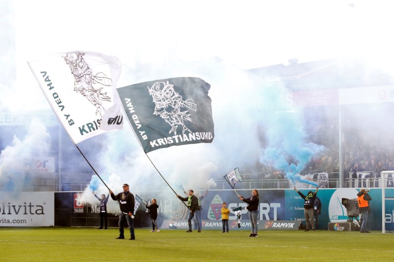 Store og små fra Uglan lager ei fin ramme før kampen. Foto: Svein Ove Ekornesvåg / NTB scanpix