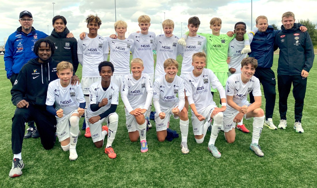 Trenerne på UEFA A-kurset jobbet sammen med spillerne i NEAS Akademiet.