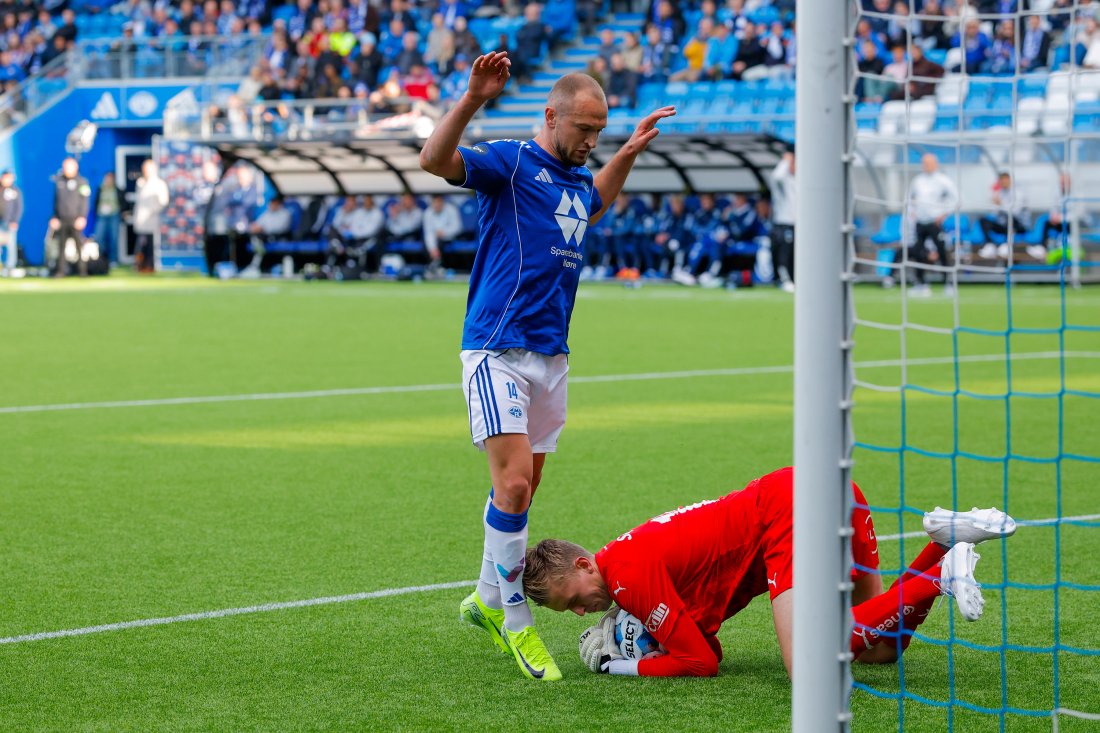 Adrian Sæther stoppet Veton Berisha og Molde i 16. mai-kampen på Aker Stadion. Foto: NTB