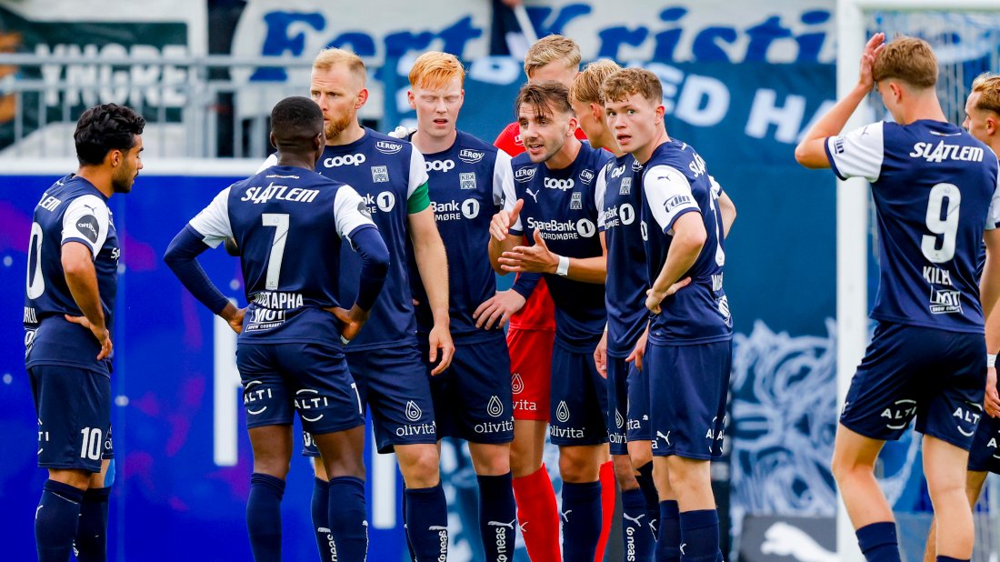 Samling i KBK-laget etter to raske baklengsmål i starten av andre omgang. Foto: NTB