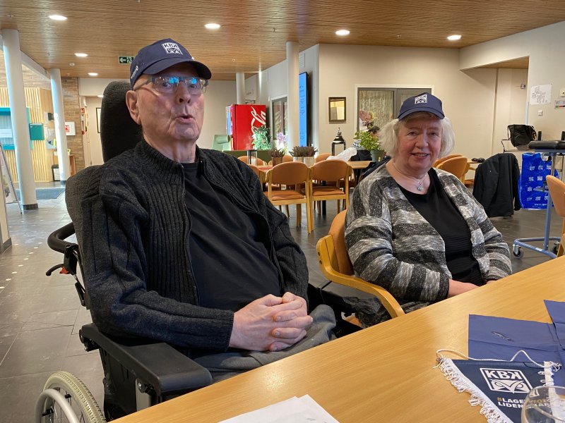 Kjell Arne og Vigdis Hasselø er veldig glad for fotballpuben og alle aktivitetene på Bergan sykehjem og omsorgsboliger.