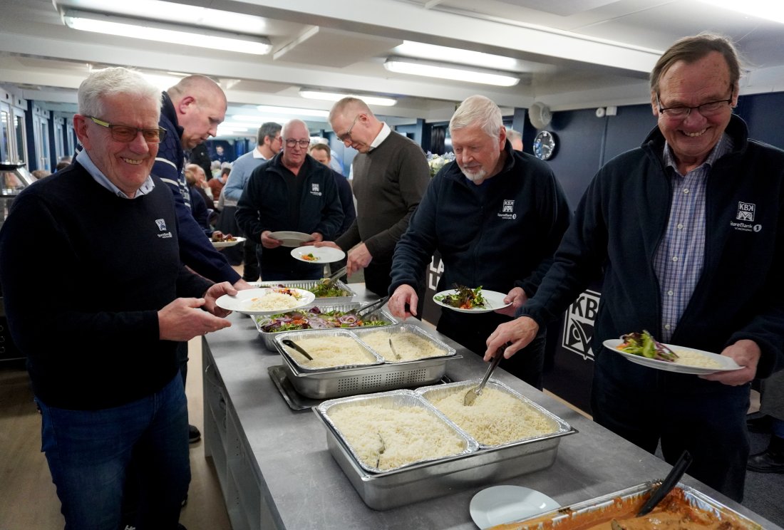 De frivillige på driftsavdelingen var de første som fikk forsyne seg med mat under den offisielle åpningen fredag.
