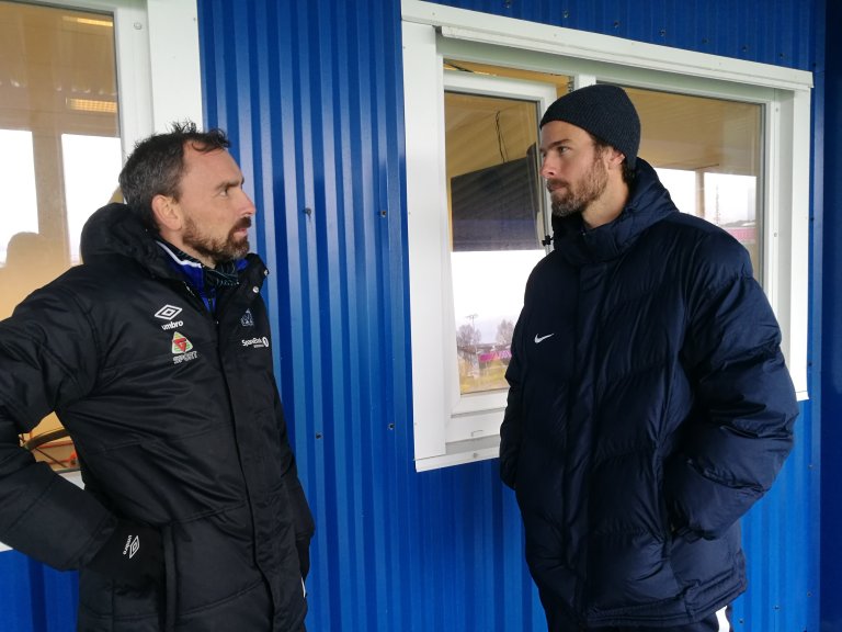 Assistenttrener Joakim Klæboe og tidligere KBK-spiller Øyvind Hoås i prat om gamle dager fra tiden sammen i Sarpsborg 08