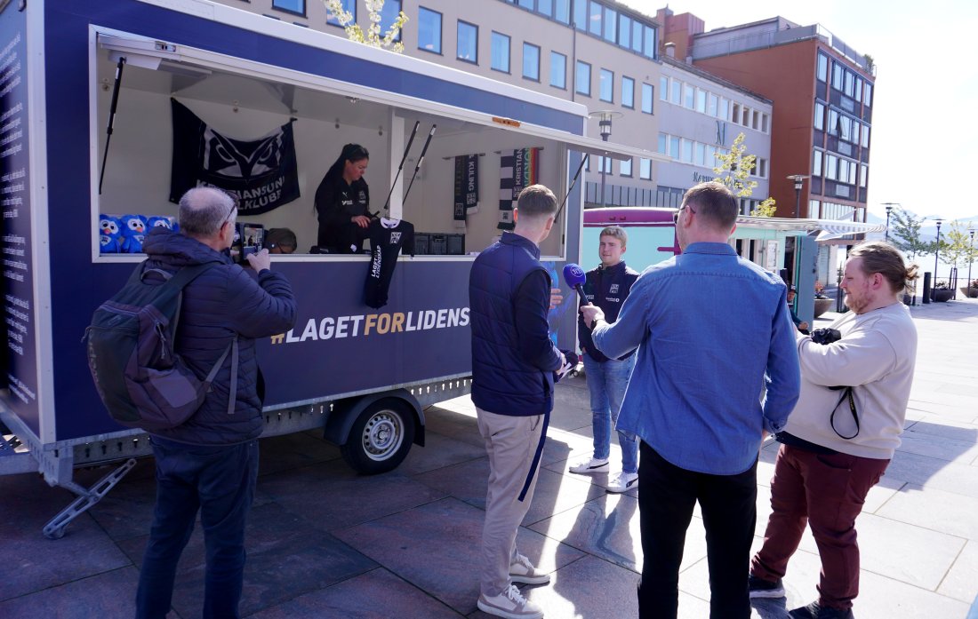 Både Tidens Krav og Romsdals Budstikke var på plass for å dokumentere den uvanlige gjesten på Moldetorget.