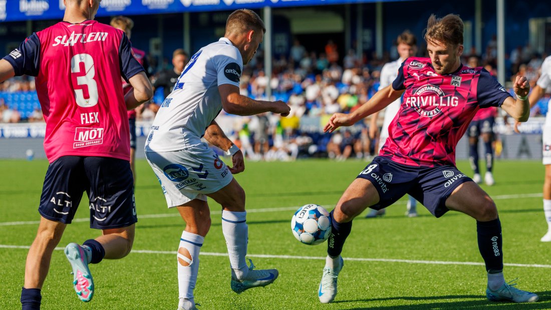 Drakta som kan vinnes er den samme som KBK brukte mot Sarpsborg 08, med «Kristiansund Frivilligsentral» på brystet. Foto: NTB