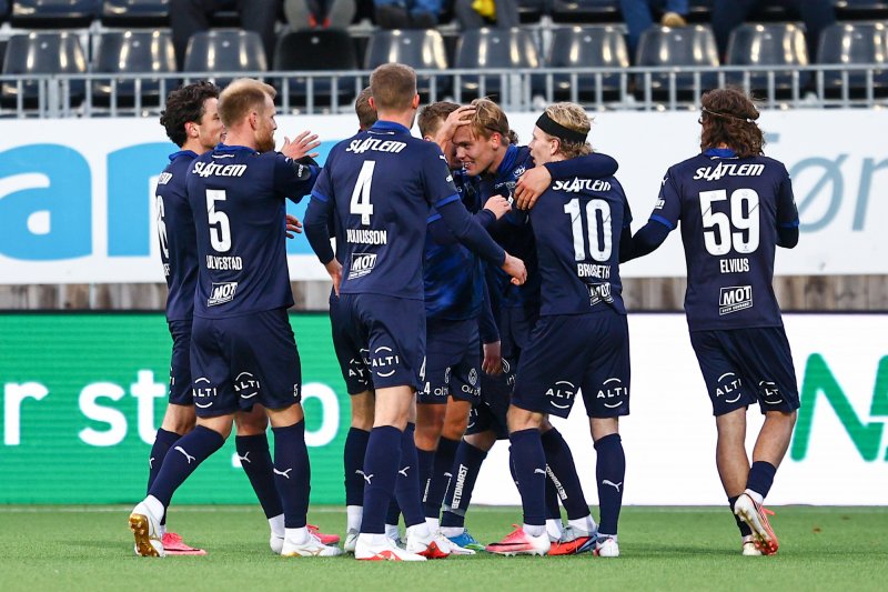 Bodø 20261010. Kristiansund feirer etter scoring under eliteseriekampen i fotball mellom Bodø/Glimt og Kristiansund på Aspmyra stadion.Foto: Mats Torbergsen / NTB