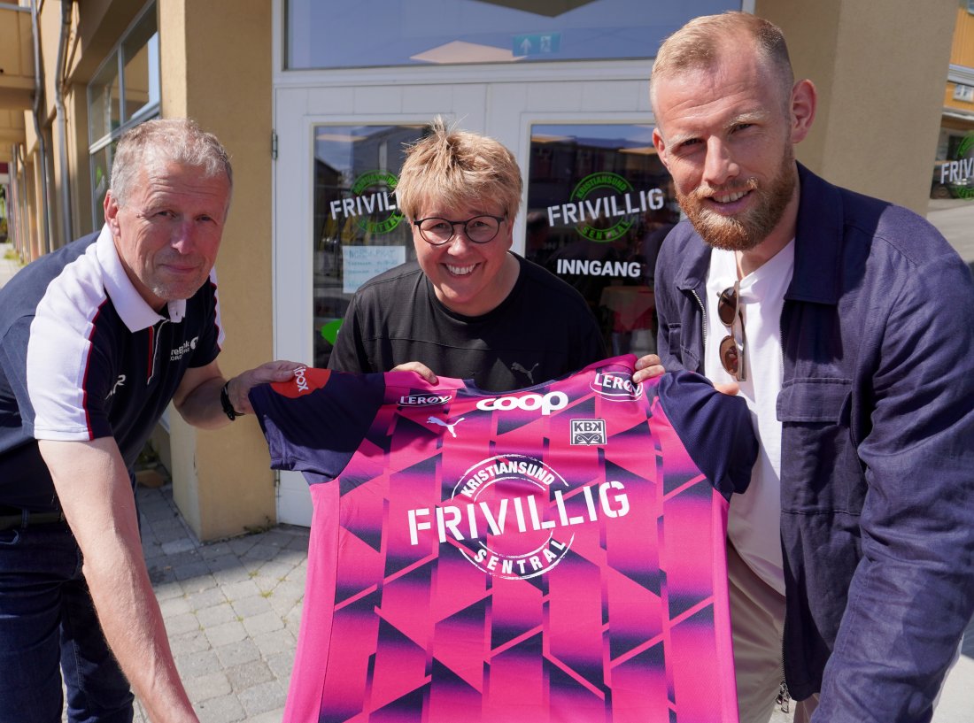 Hans Mellemsæther (fra venstre), Lille Andersen og Dan Peter Ulvestad viser fram den unike KBK-drakta som skal brukes i kampen mot Sarpsborg 08 på søndag.