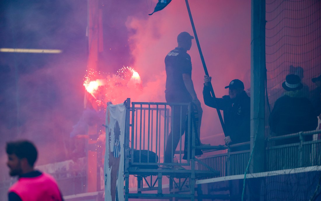 Det ble jobbet bra både på tribunen og banen, men det endte dessverre med tap. Foto: NTB