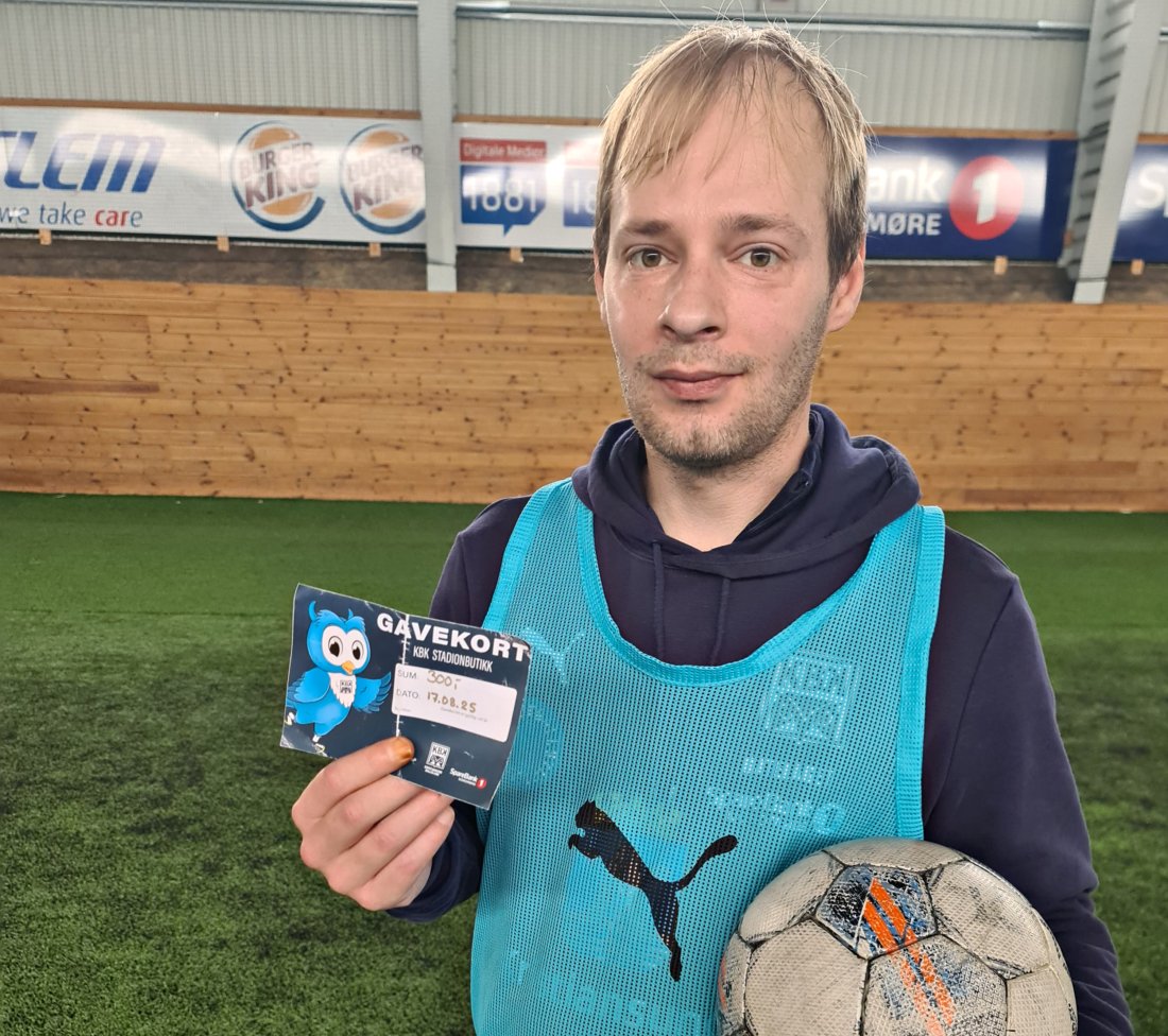 Ruben Henriksen vant gavekort i KBK Stadionbutikk under torsdagens gatelagstrening.