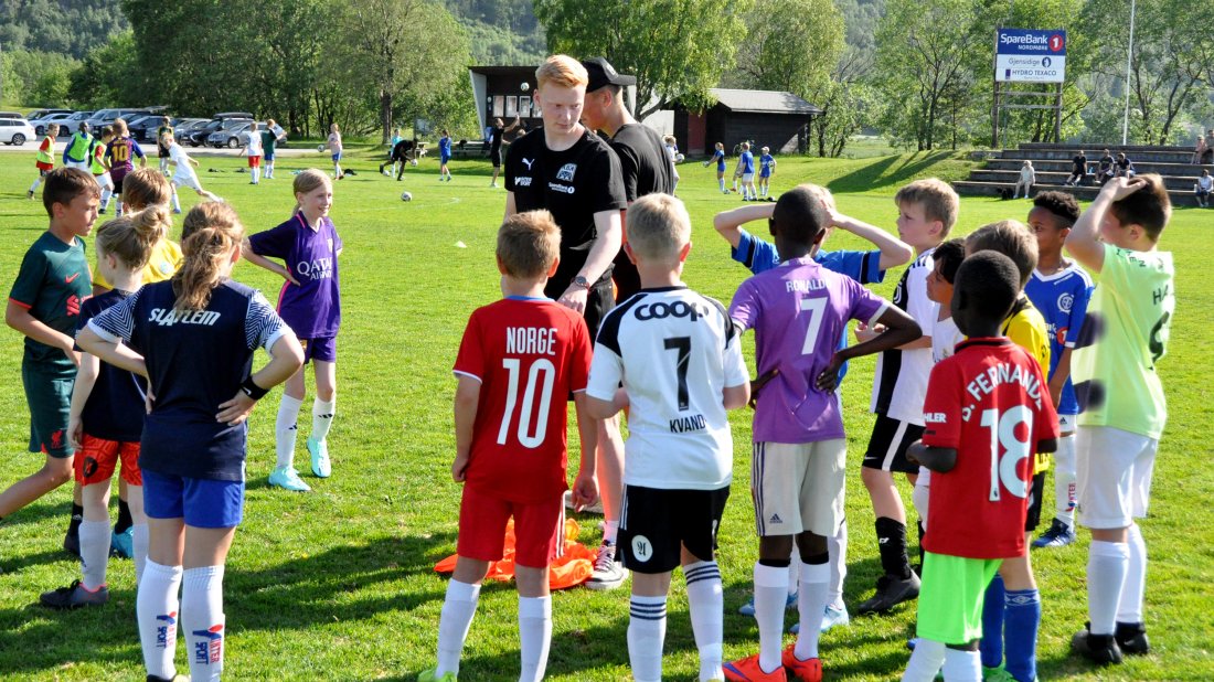 Marius Olsen forklarer treningsøvelsen til barna under forrige fotballskole i Surnadal i 2023.