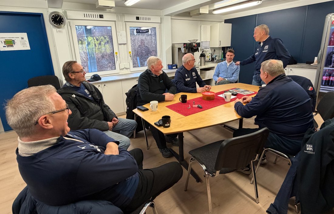 De frivillige i driftsavdelingen jobber hver dag med vedlikehold og andre oppgaver på Nordmøre stadion. Tirsdag var Christian Gauseth og Odd Einar Folland innom.