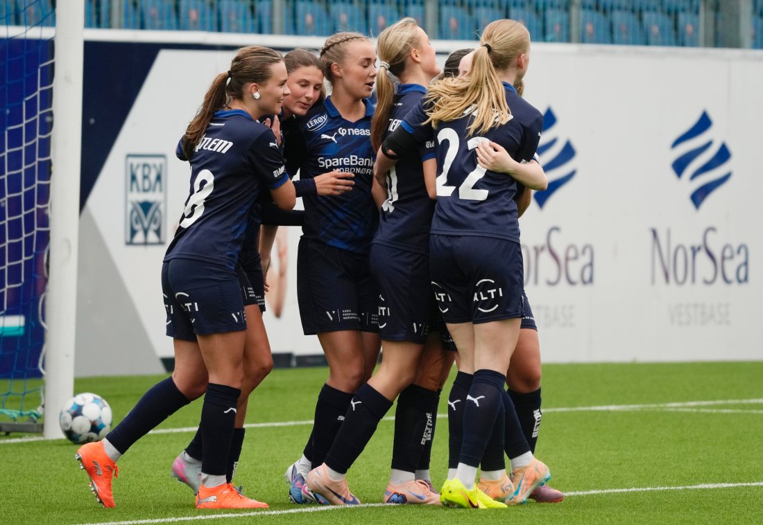 KBK Kvinner har hatt mye å juble for så langt i sesongen. I forrige hjemmekamp ble det 7-0-seier mot Åndalsnes/Langfjorden. Foto: Terje Stamnes