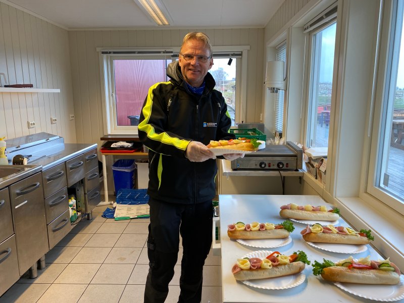 Alf Rune Rolland fra Kristiansund kommune serverer laget lunsj etter trening.
