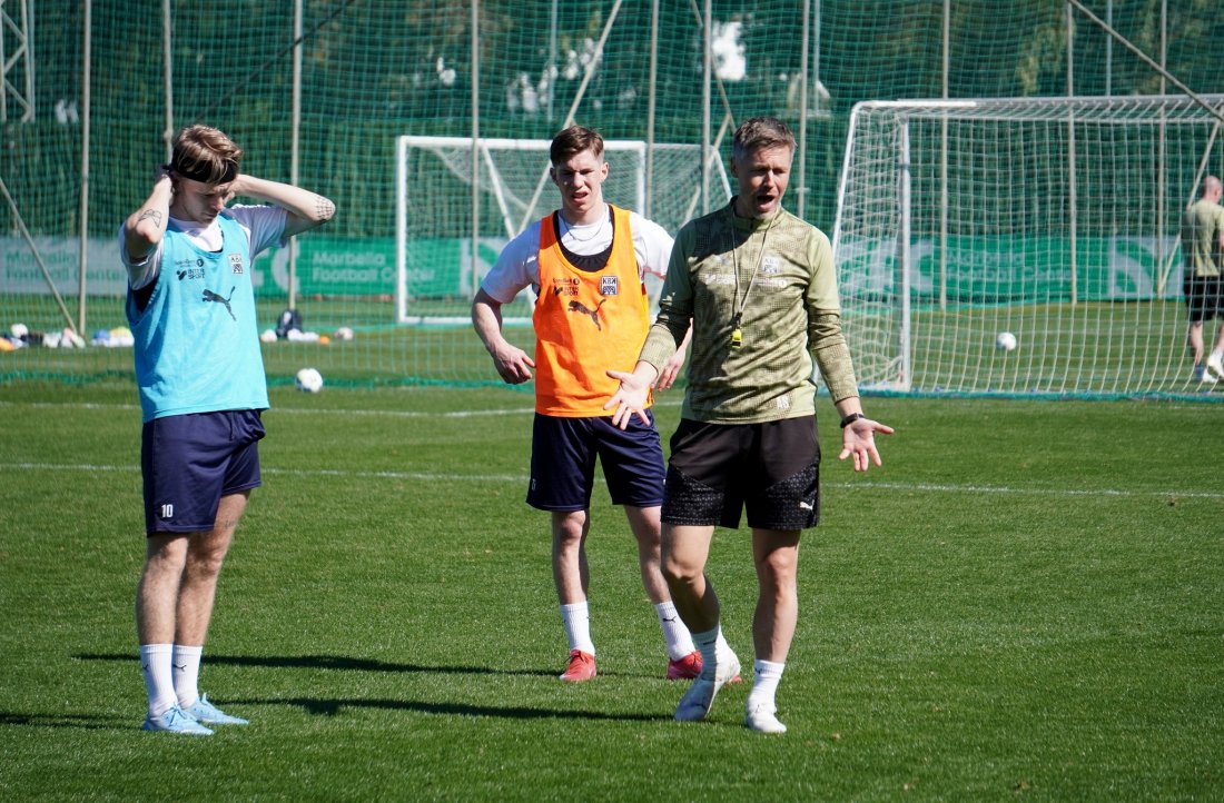 Amund Skiri gir instruksjoner på feltet til blant andre Heine Bruseth og Hrannar Magnusson.