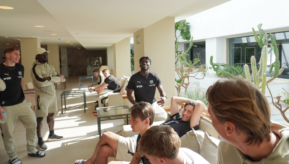 Wilfred George og resten av KBK-troppen klare til kampmøte.