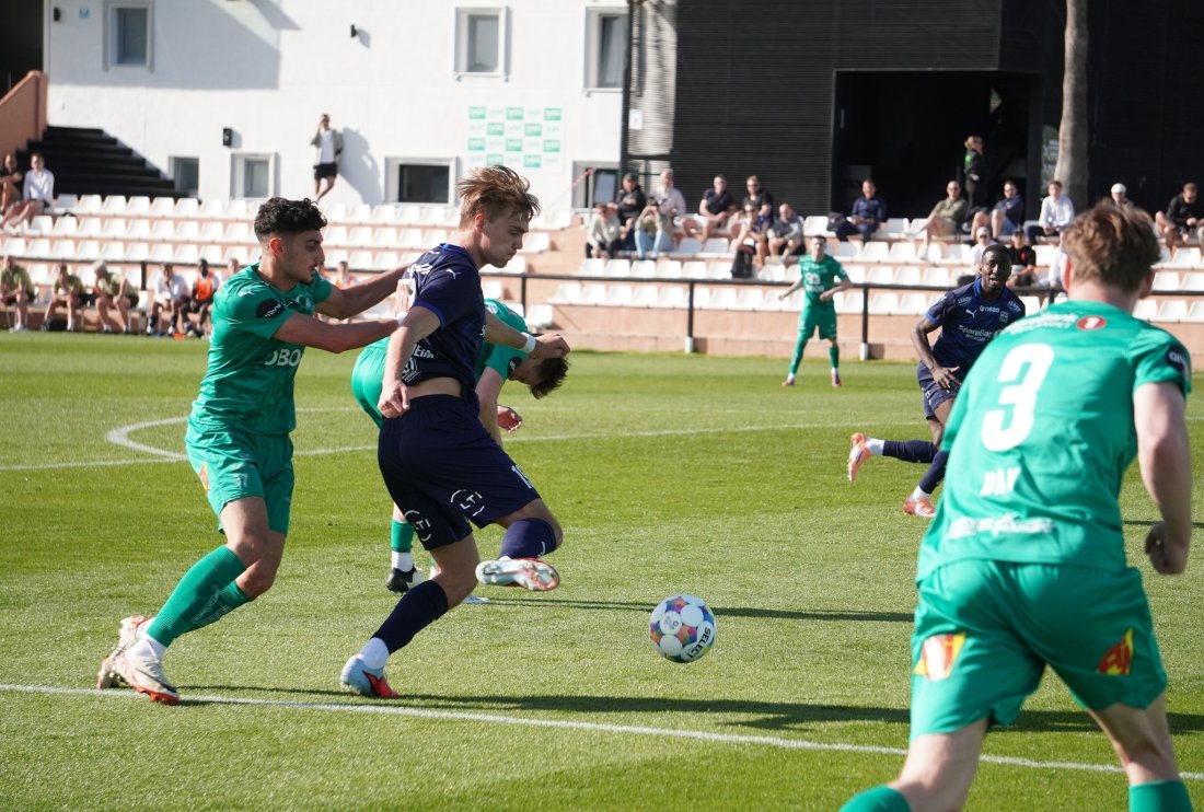 Leander Næss Alvheim dribler seg inn i feltet mot HamKam.