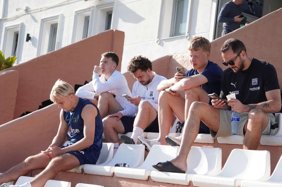 Ruben Alte, Jesper Isaksen, Tobias Svendsen, Hilmir Mikaelsson og Michael Lansing sjekker mobilen i pausen.