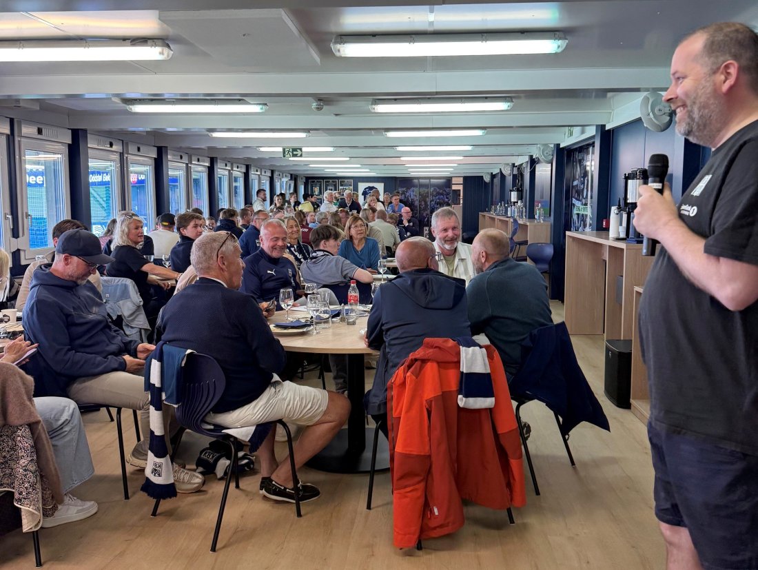 Også i Møre Drift VIP var det god stemning på lørdag. Her gjennomfører Ole Haga sin Kahoot-quiz.