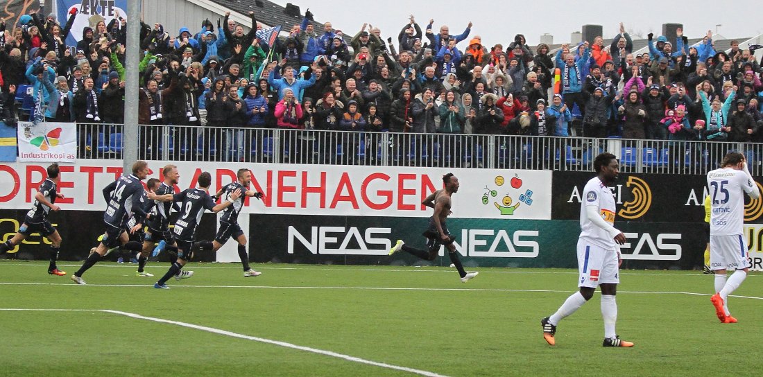 Ekstase på banen og tribunen etter at Daouda Bamba scoret vinnermålet på overtid i seriefinalen i 2016. Foto: Fridtjof Bjerkås