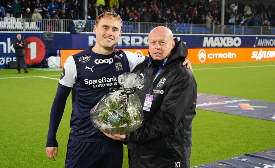 Mikkel Rakneberg fikk blomster av Kjetil Thorsen i forkant av sin 100. kamp for KBK. Foto: Terje Stamnes