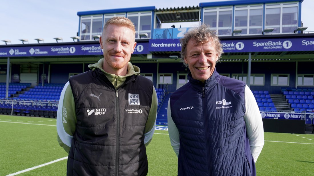 Utviklingsleder Eirik Ranheim (til venstre) i KBK og Trond Nordsteien i NTF da sistnevnte var på besøk på Nordmøre stadion i fjor.