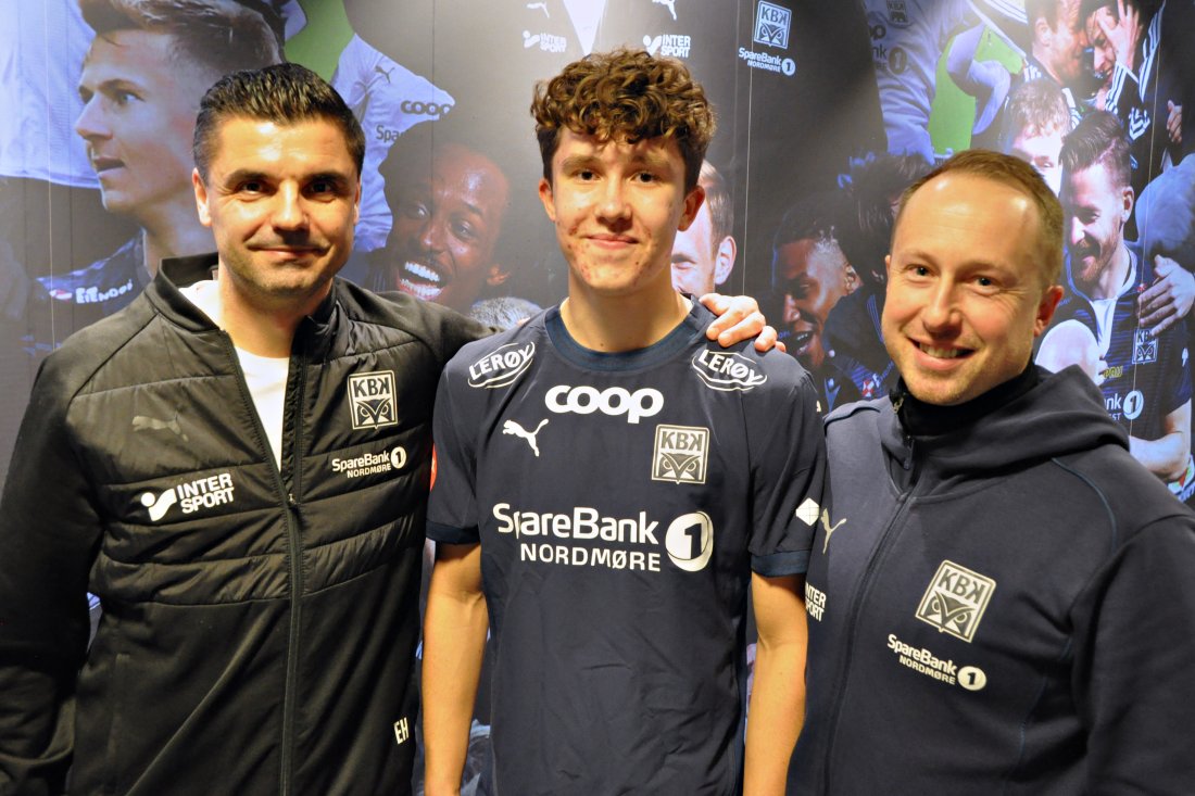 Herman Sjåvik Opsahl fikk debuten i Eliteserien i siste serierunde i fjor, etter å ha gått veien gjennom NEAS Akademiet. Her sammen med sportslig leder Eirik Hoseth (til venstre) og Leo Totev, leder for spillerlogistikk (og tidligere utviklingsleder).