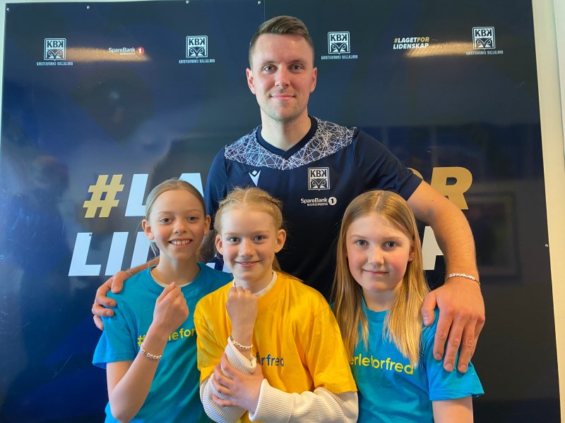 Andreas Hopmark støtter Perlejentene og Perleforfred.