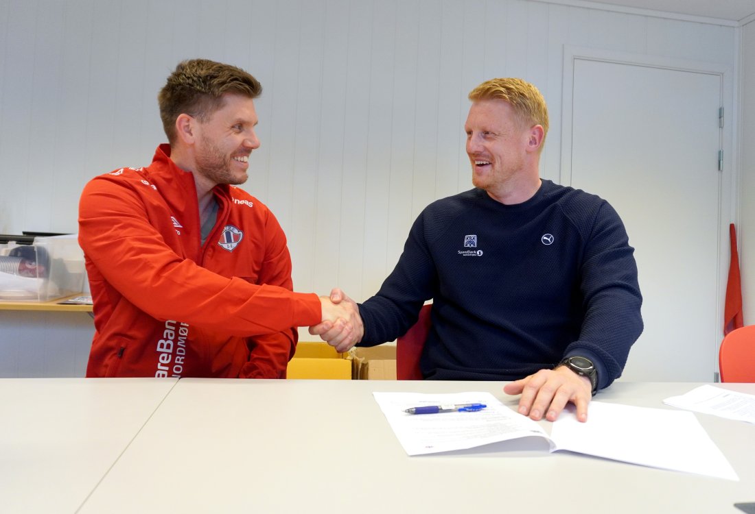 Styreleder Daniel Hjelen i Aure IL og utviklingssjef Eirik Ranheim i Kristiansund Ballklubb signerte kontrakten.