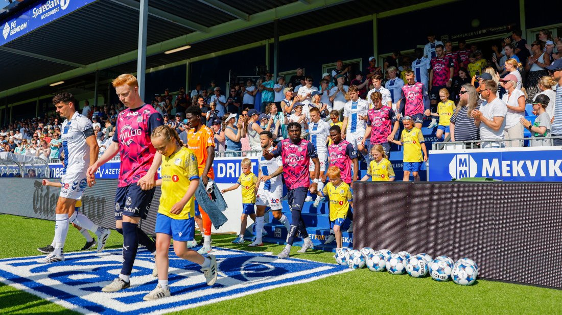 Utmarsj med KBK i rosa drakter. Foto: NTB