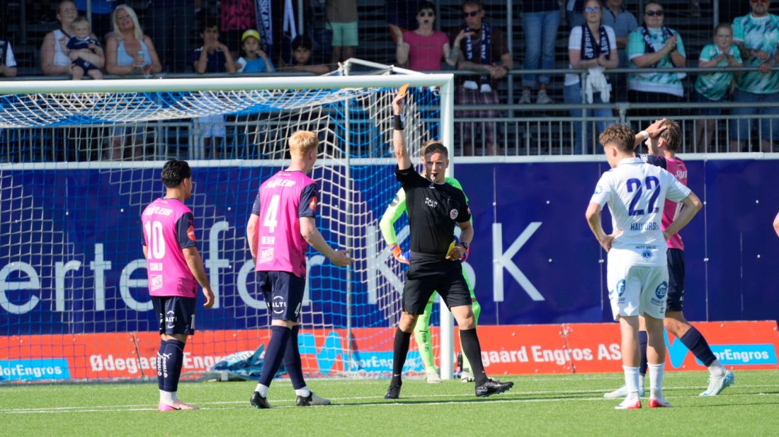 Tidlig rødt kort for Marius Olsen. Foto: Terje Stamnes