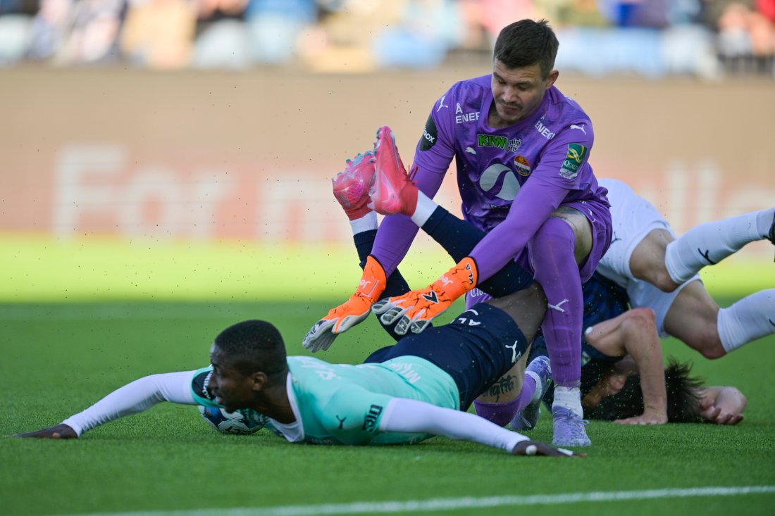 Mustapha Isah ble felt i 16-meteren til Strømsgodset. Foto: NTB