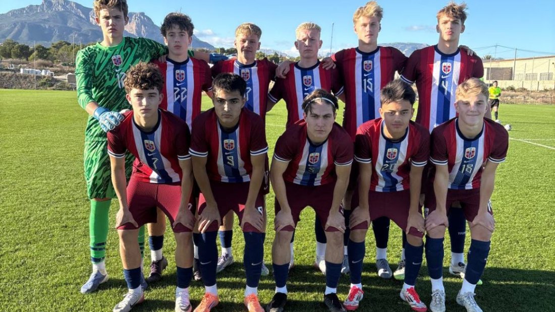 Edvard Hendbukt Norgren og Nikolai Finset (øverst til venstre, nr. 12 og 22) var i startoppstillingen for Norge G15 mot Polen. Foto: Finn Morten Moe, NFF