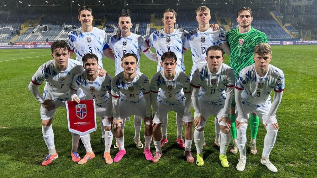 Niklas Ødegård (draktnr. 17) i startoppstillingen for Norge mot Bosnia-Hercegovina. Foto: Rudi Fremstad, NFF