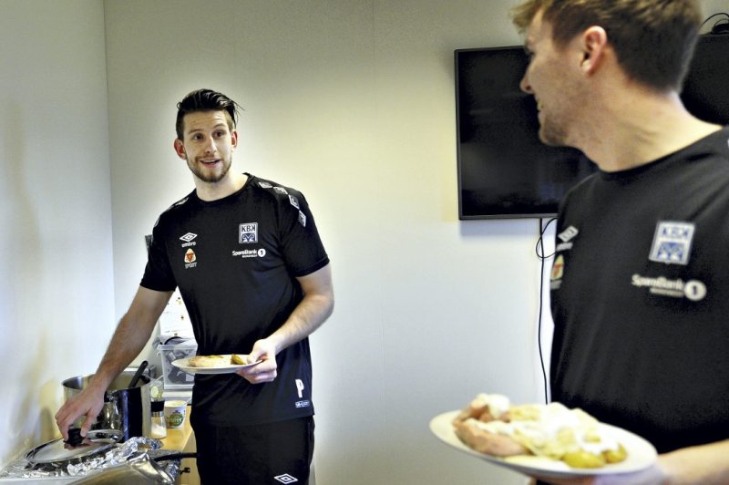 Gjesdal har allerede ankommet Kristiansund Stadion. Foto: Rune Edøy