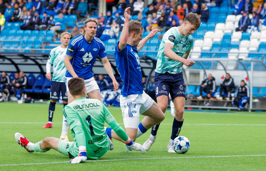 Sander Kilen runder Jacob Karlstrøm og setter inn 3-2 til KBK. Foto: NTB