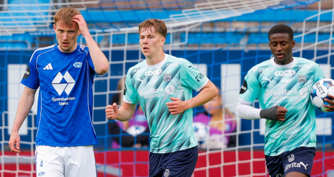 Sander Kilen og Alioune Ndour løper tilbake med ballen etter scoring. Foto: NTB