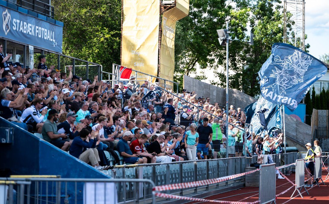 KBK-supporterne stilte virkelig opp for laget! Dette er kanskje det største bortefeltet klubben har hatt utenfor Midt-Norge, hvis vi ser bort fra kampen mot Manchester United på Ullevaal i 2019. Foto: NTB