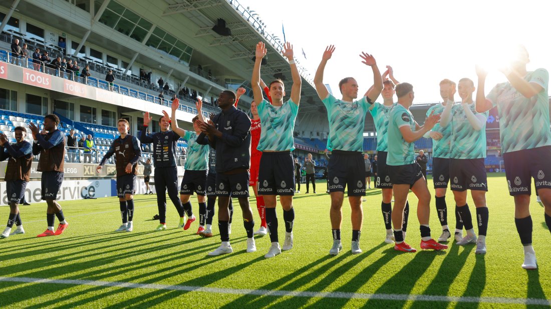 KBK-spillerne jubler foran fansen etter 1-0-seieren. På onsdag skal vi tilbake når det er fjerde runde i fotball-NM. Foto: NTB