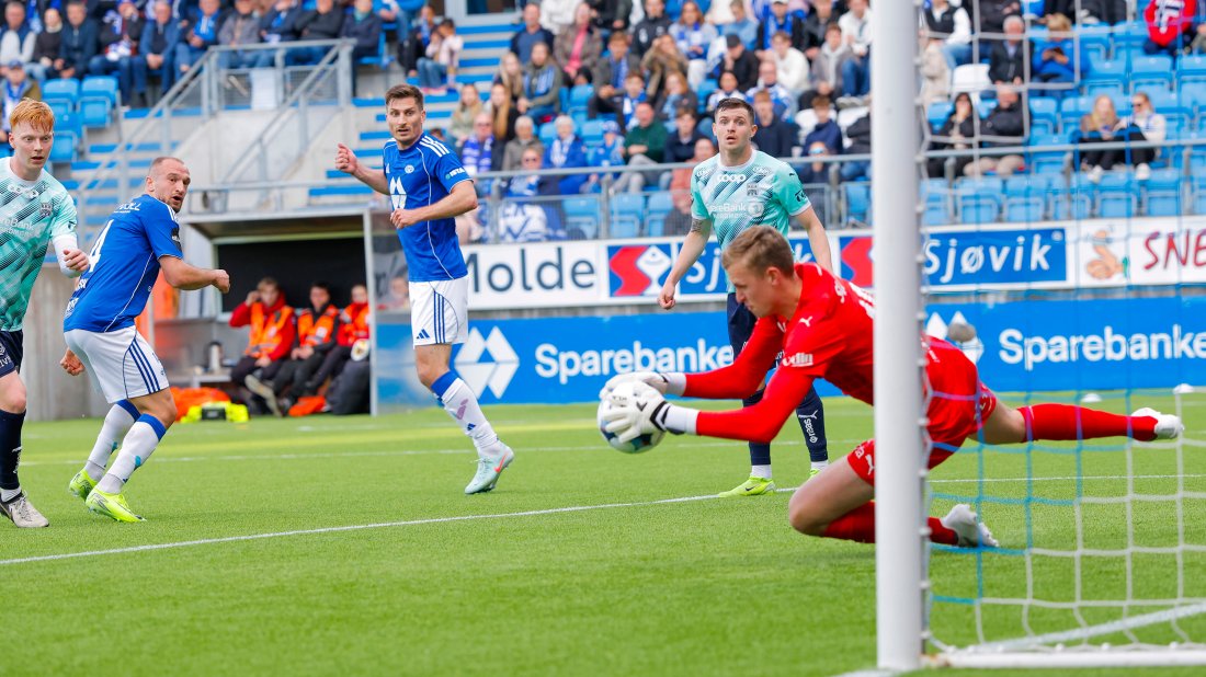 Adrian Sæther reddet straffespark og holdt nullen for første gang i Eliteserien! Foto: NTB