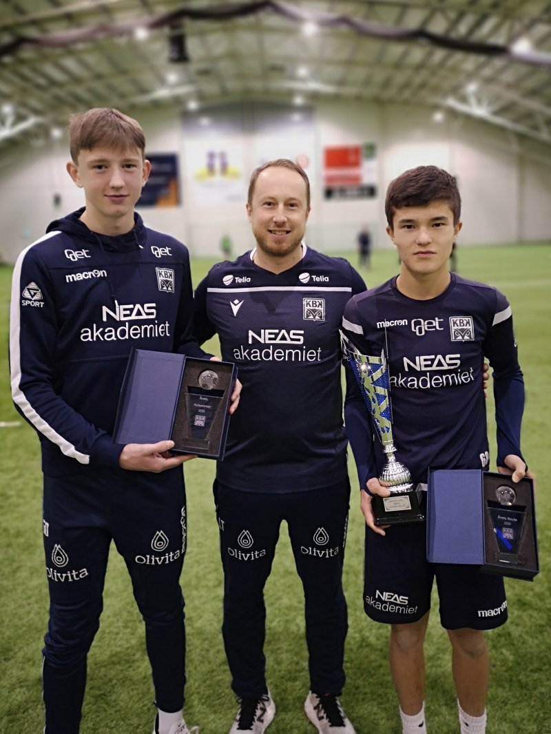 Utviklingsleder Leo Totev deler ut priser til Marius og Andreas, begge tidligere Frei FK.