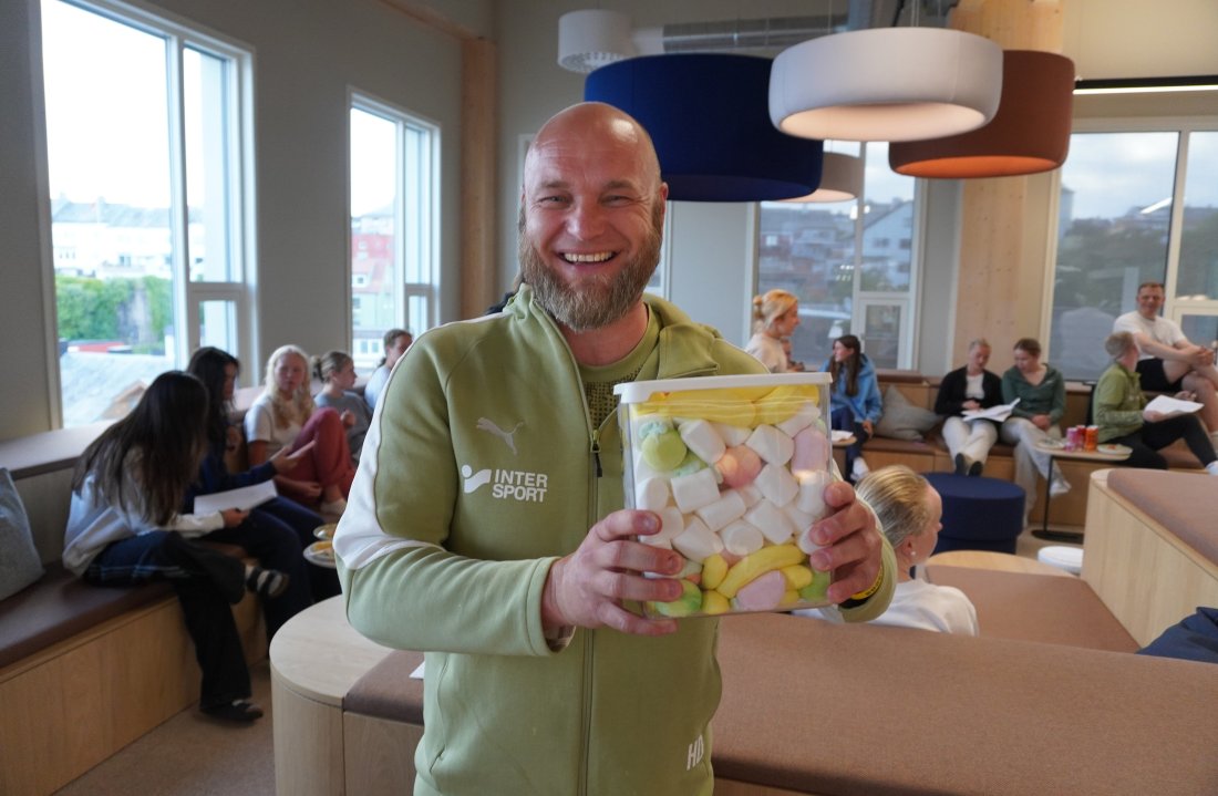 Hovedtrener Håkon Dretvik var best til å gjette antall marshmallows, og fikk med seg boksen hjem.