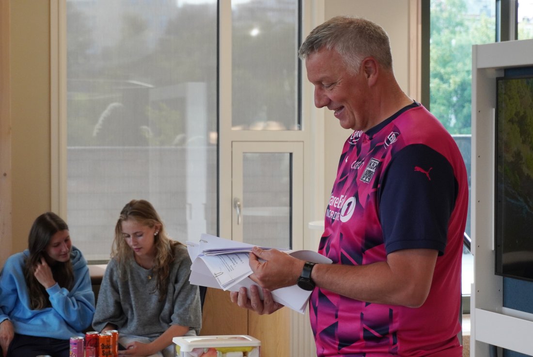 Terje Wiik lager kveldsmat og quiz til KBK Kvinner én gang i måneden.
