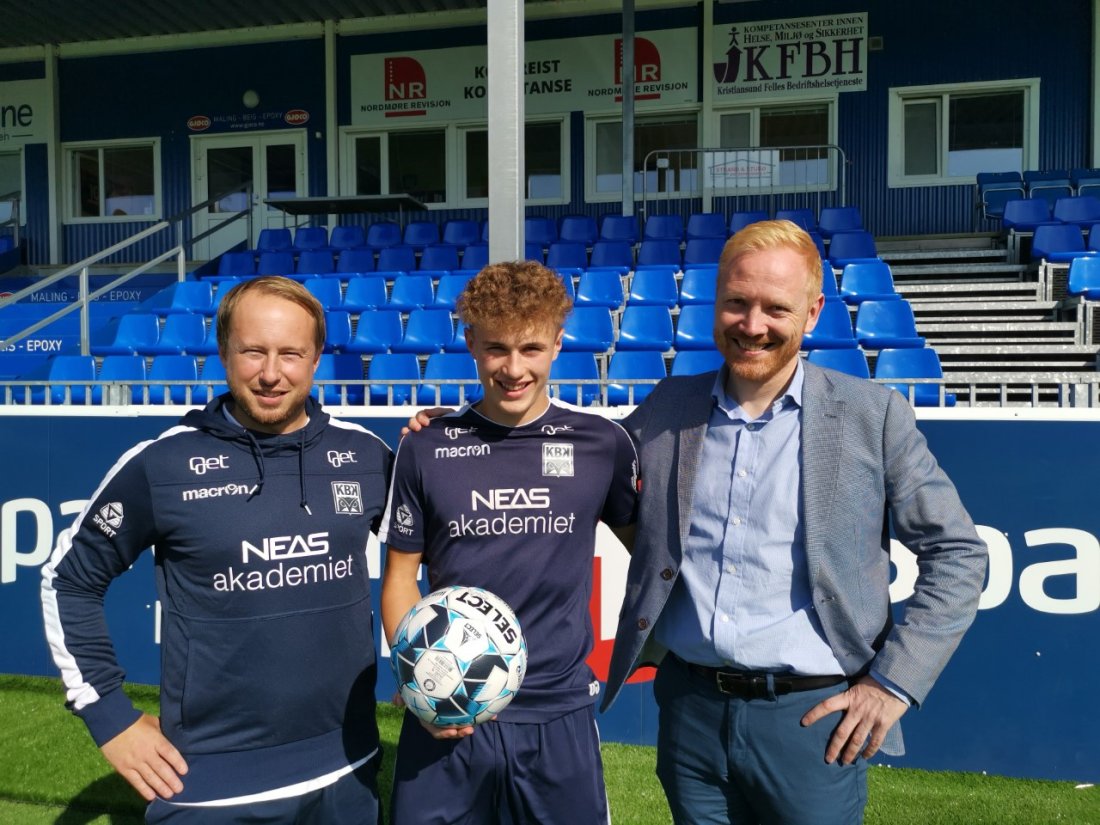 Oskar Siira Sivertsen gikk fra NEAS Akademiet til A-laget i KBK, og videre til Go Ahead Eagles i Nederland. Her sammen med Leo Totev og daværende sportslig leder Kenneth Leren.