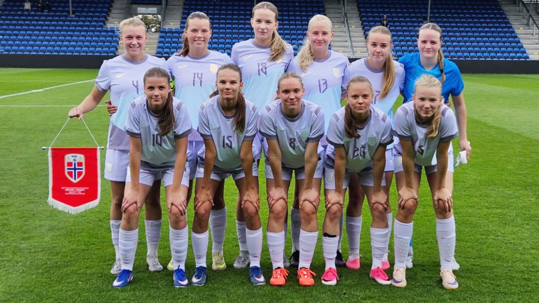 Mali Nonstad Braathen (draktnummer 17) scoret for Norge mot Sverige. Foto: Karin Larsen / NFF
