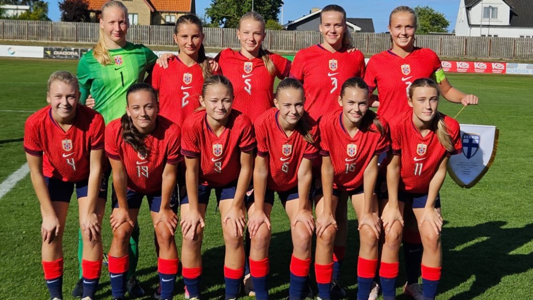 Leah Marie Øien Roaas (draktnummer 11) i startoppstillingen for Norge mot Finland. Foto: Karin Larsen / NFF