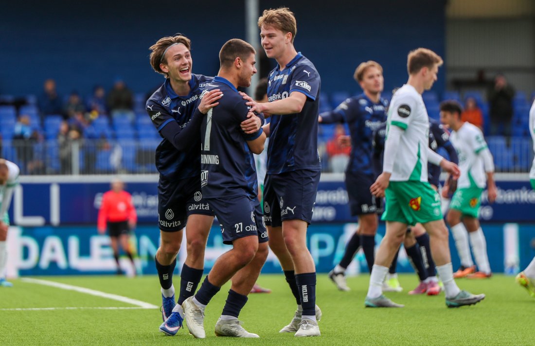 Adrian Kurd Rønning fikk gratulasjoner av Frederik Flex og Sander Kilen etter Leander Næss Alvheims 1-0-scoring. Foto: NTB