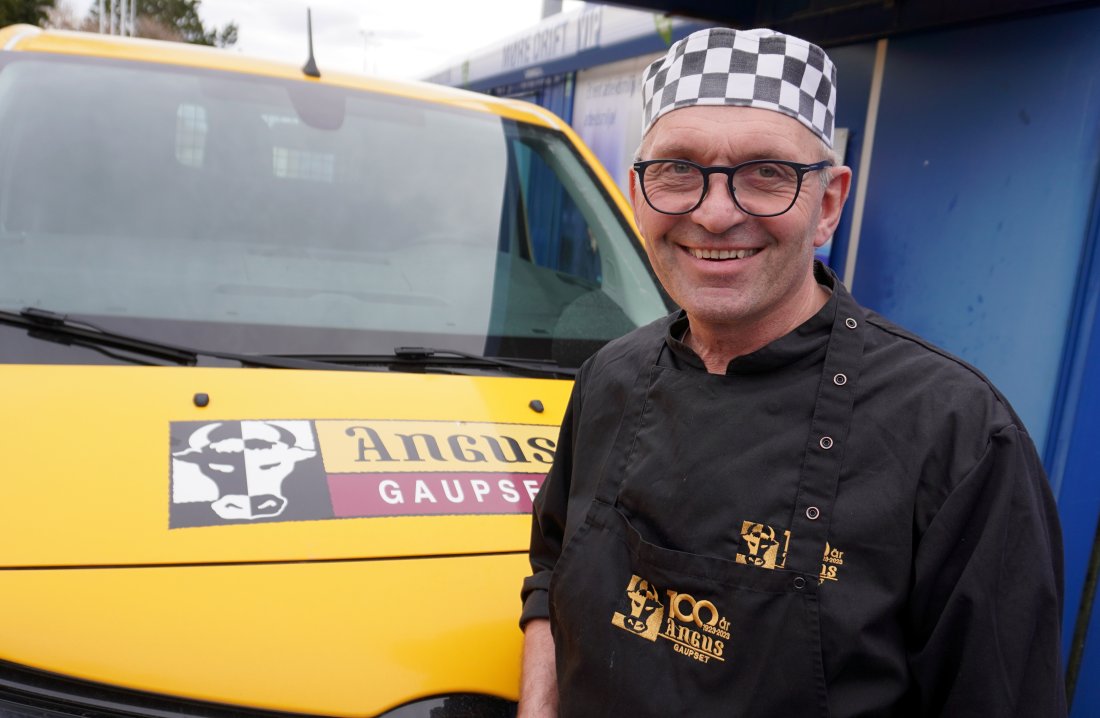 Bjørge Løvik fra Angus Gaupset gleder seg til å tilby pølse og stappe til publikum på Nordmøre stadion.