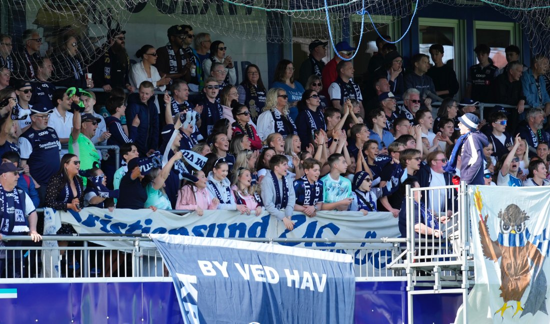 Det er flere KBK-supportere på tribunen som kan sende Kristiansund til topps i Bykampen. Foto: Terje Stamnes