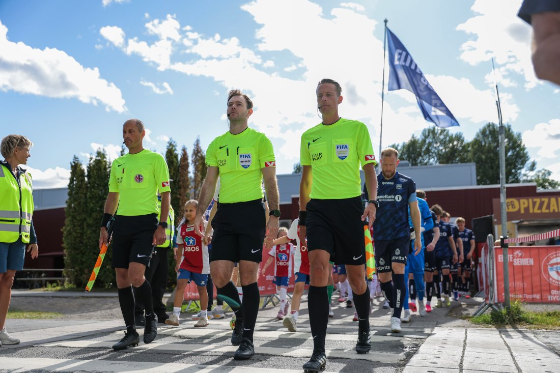 Lagene på vei inn på banen før avspark. Foto: NTB