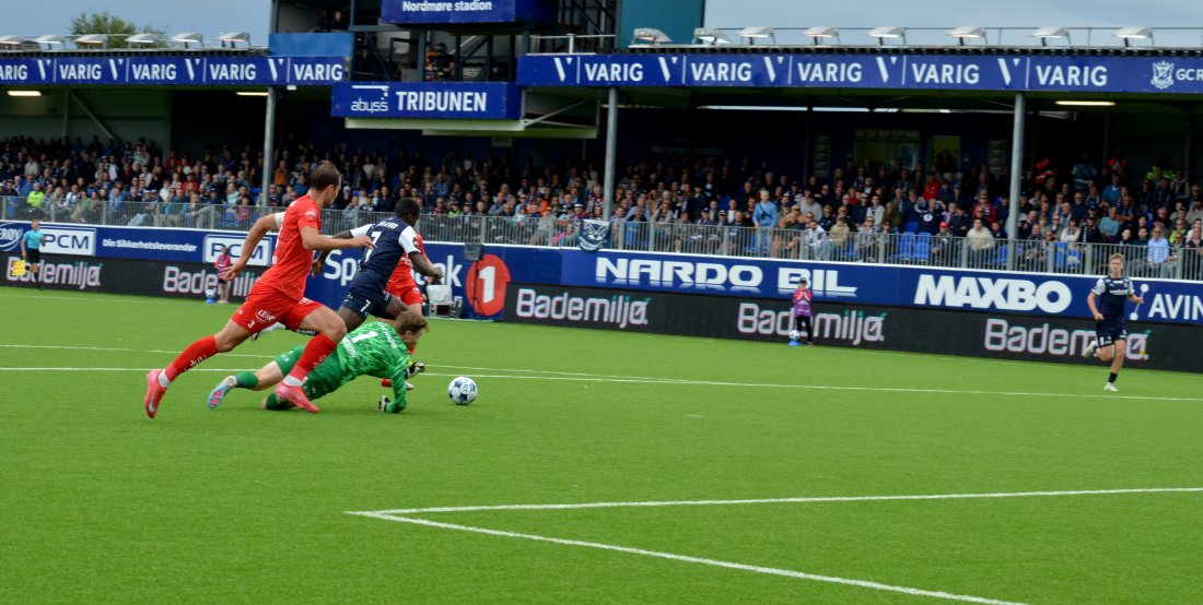Mustapha Isah lurte offsidefellen, rundet keeper og satte inn 1-2. Foto: Ann Olaug Slatlem